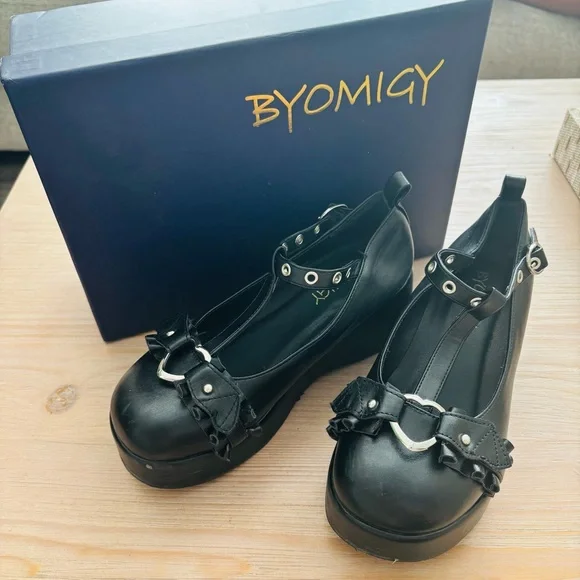 Mary Jane Black Women's Platform‎ Shoes Size 5.5 Gothic Heart Accent - Picture 2 of 8